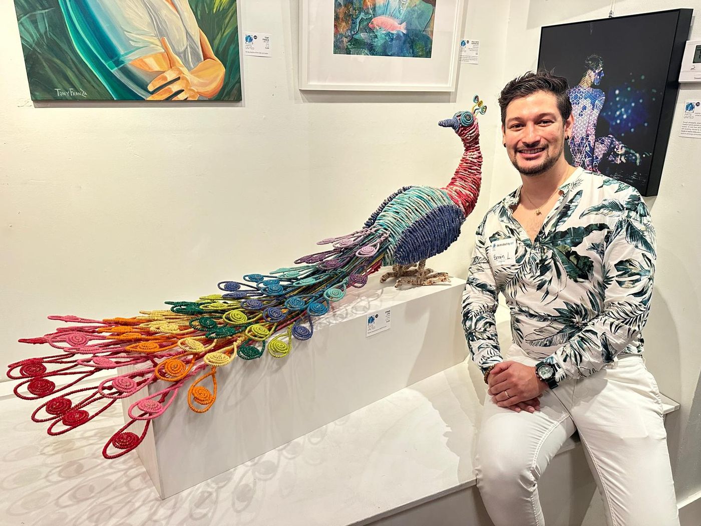 Efrain Leal junto a su escultura de pavo real / with his peacock sculpture