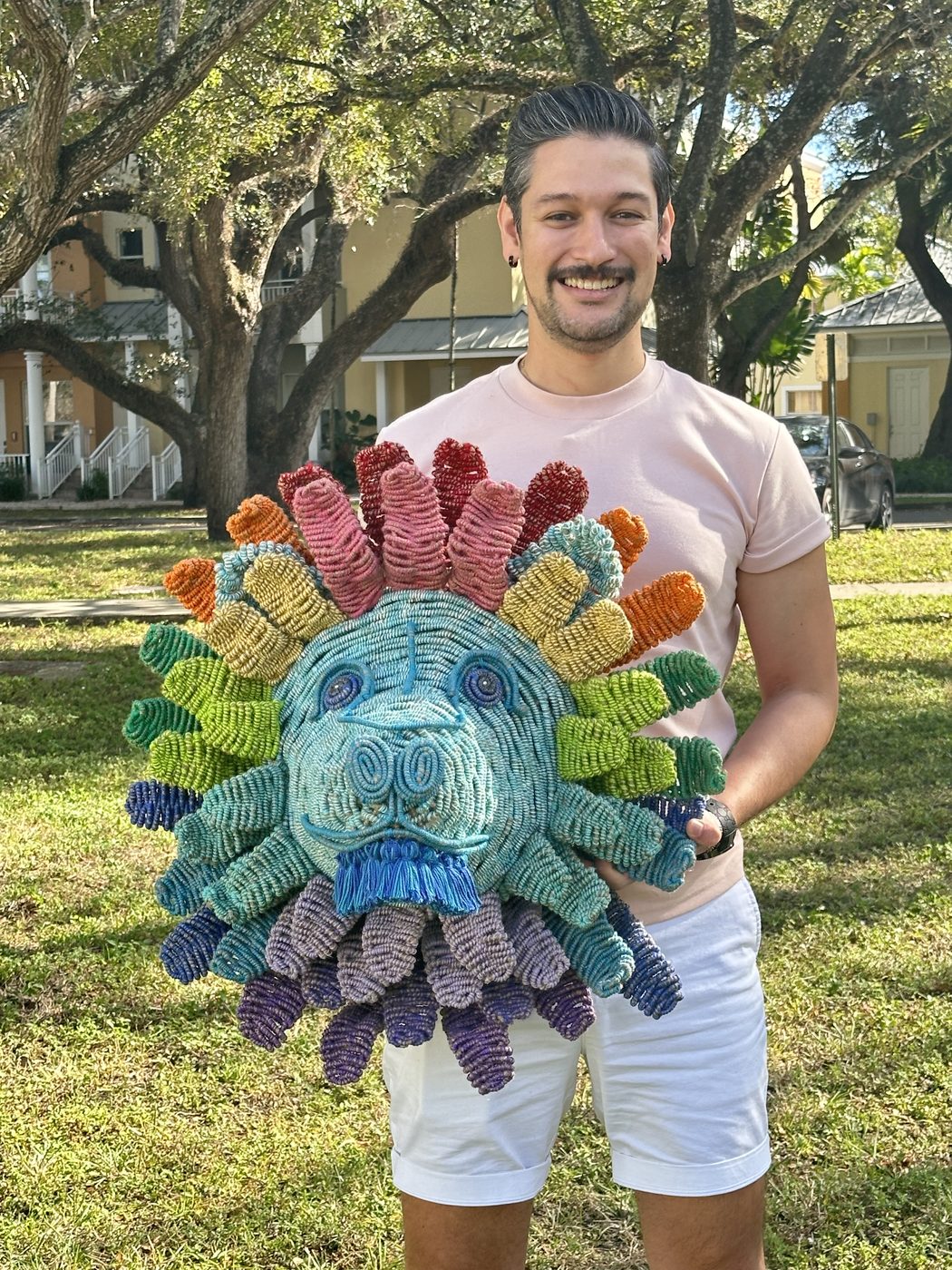Efrain Leal con su escultura de león / with his lion sculpture